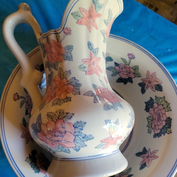 Vintage Porcelain Bowl/Pitcher Set - Picture 3 of 4